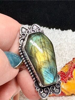 COFFIN-FIERY Labradorite Statement Ring in Iridescent Blue-Green-925